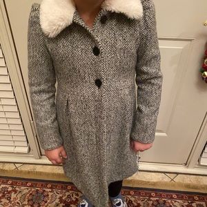 Girls size 6 coat.  Faux fur collar.